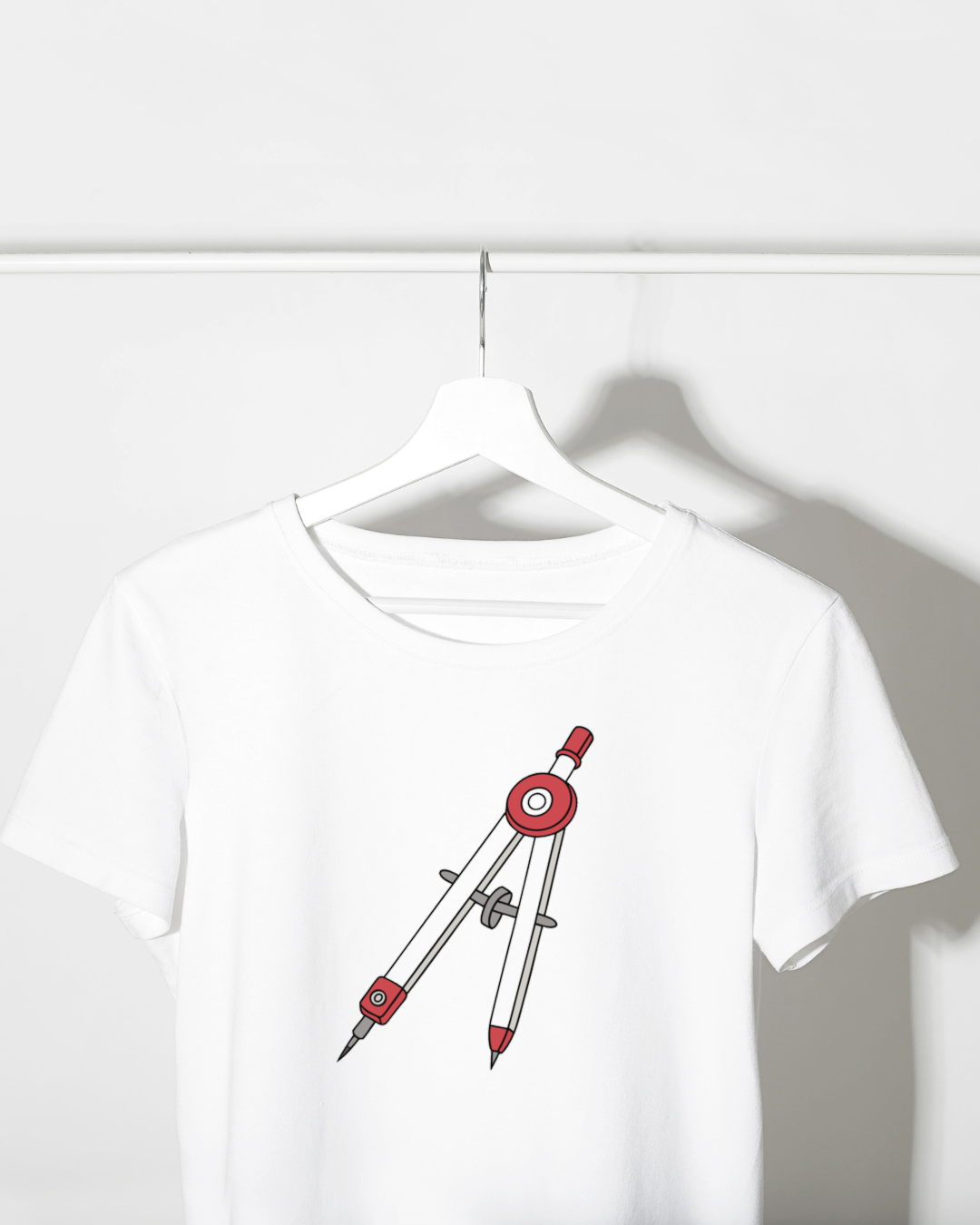T-shirt créatif avec compas pastel détaillé sur fond uni