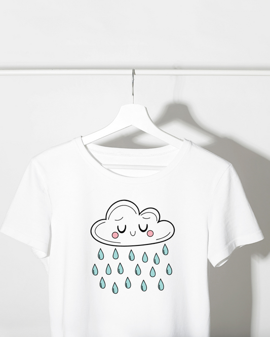 T-shirt blanc avec nuage endormi cartoon et gouttelettes dans un thème météo graphique