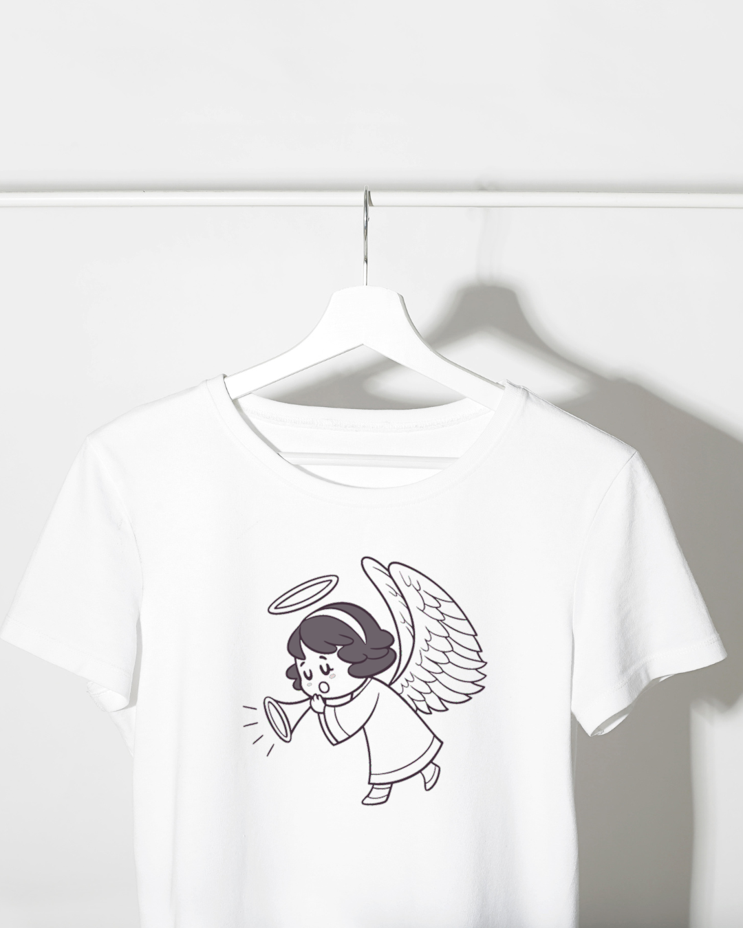 T-shirt enfantin avec ange espiègle jouant de la trompette sur fond festif