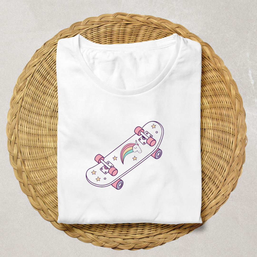 T-shirt sport amusant avec licorne pastel en skateboard dans un style vectoriel doux