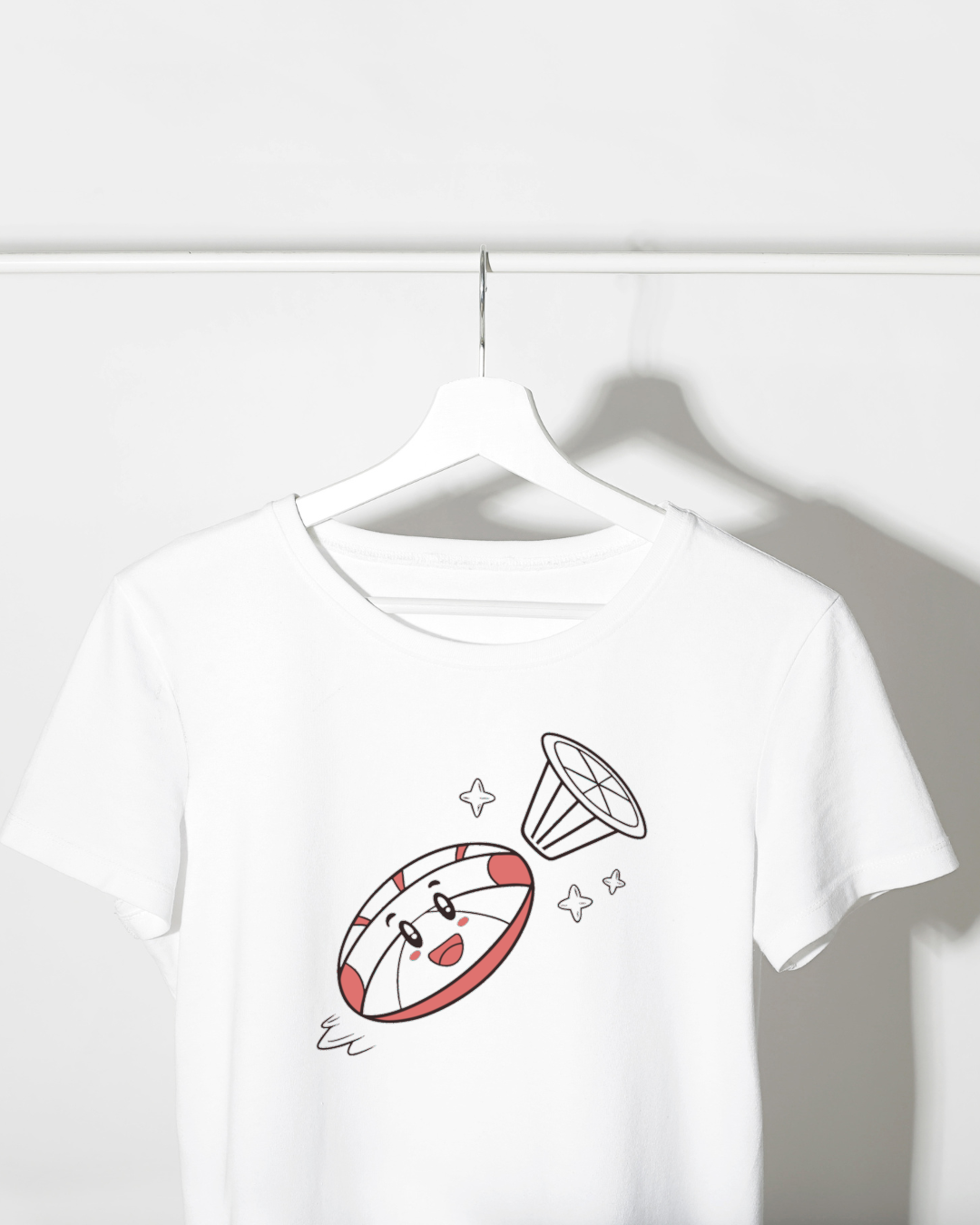 T-shirt sur lequel est imprimée une bouée joyeuse en vol style pastel maritime