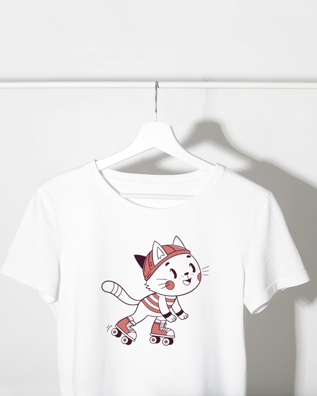 T-shirt avec chat joyeux en rollers, style dynamique et thème énergétique