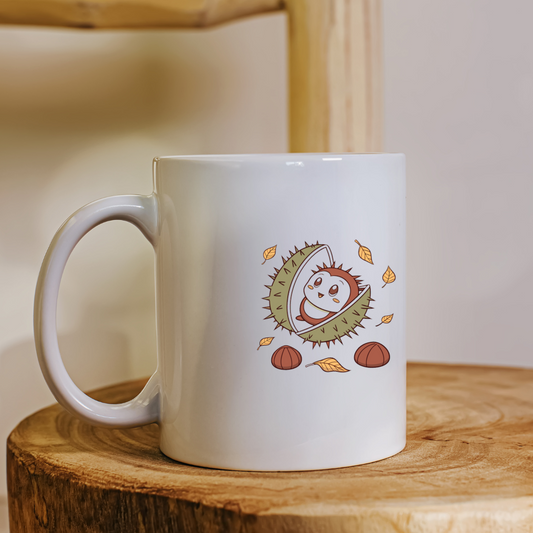 Mug avec hérisson kawaii souriant niché dans une bogue de châtaigne automnale
