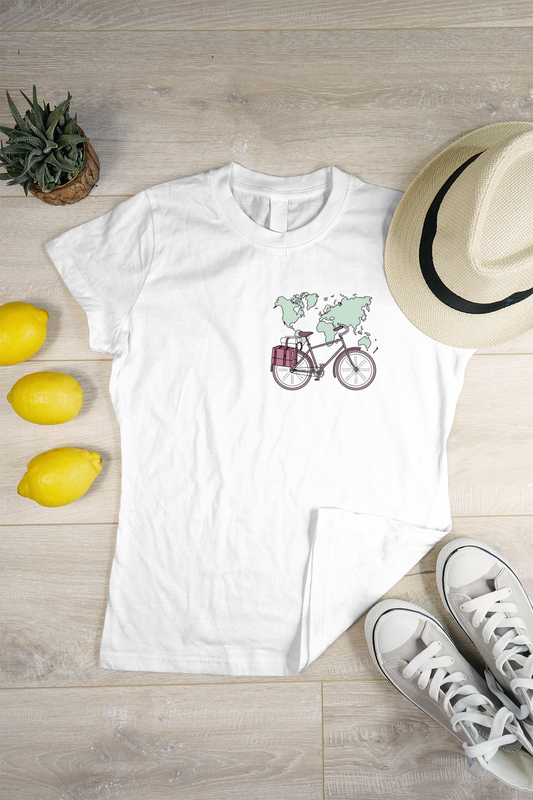 T-shirt avec motif vélo et sacoche voyage en style pastel sur fond aventureux