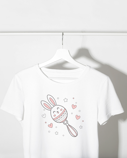Illustration hochet lapin sur t-shirt blanc au style kawaii