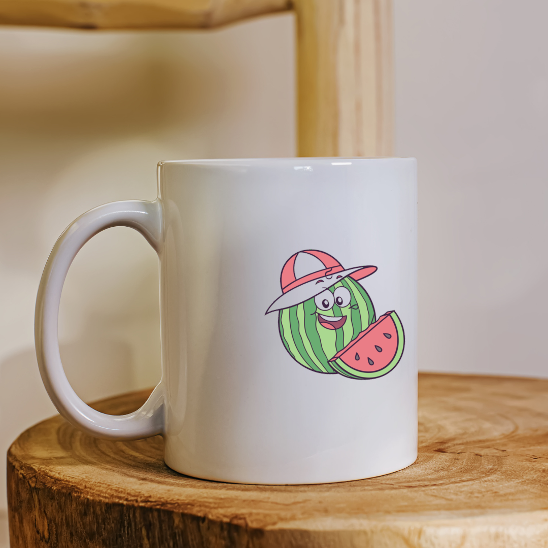 Mug coloré avec pastèque souriante en chapeau style estival amusant