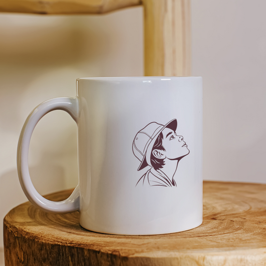 Mug avec garçon émerveillé portant un chapeau dans un style aventure captivant