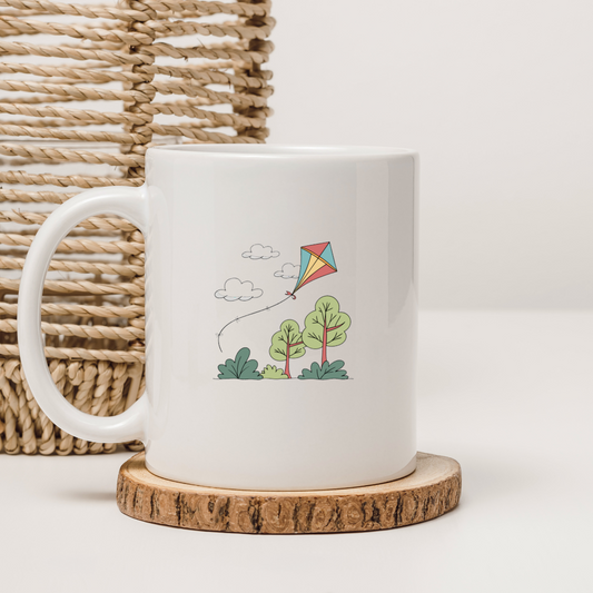 Mug décoré d'un cerf-volant coloré évoquant une journée en plein air