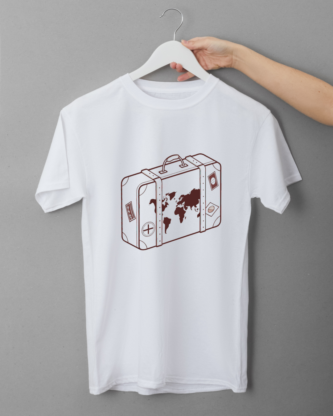 T-shirt avec motif valise vintage sur fond neutre, design exploration rétro