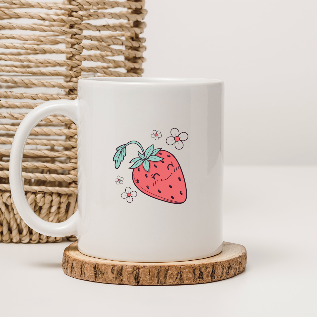 Mug avec fraise doodle souriante au style enchanteur et scène de jardin fleuri