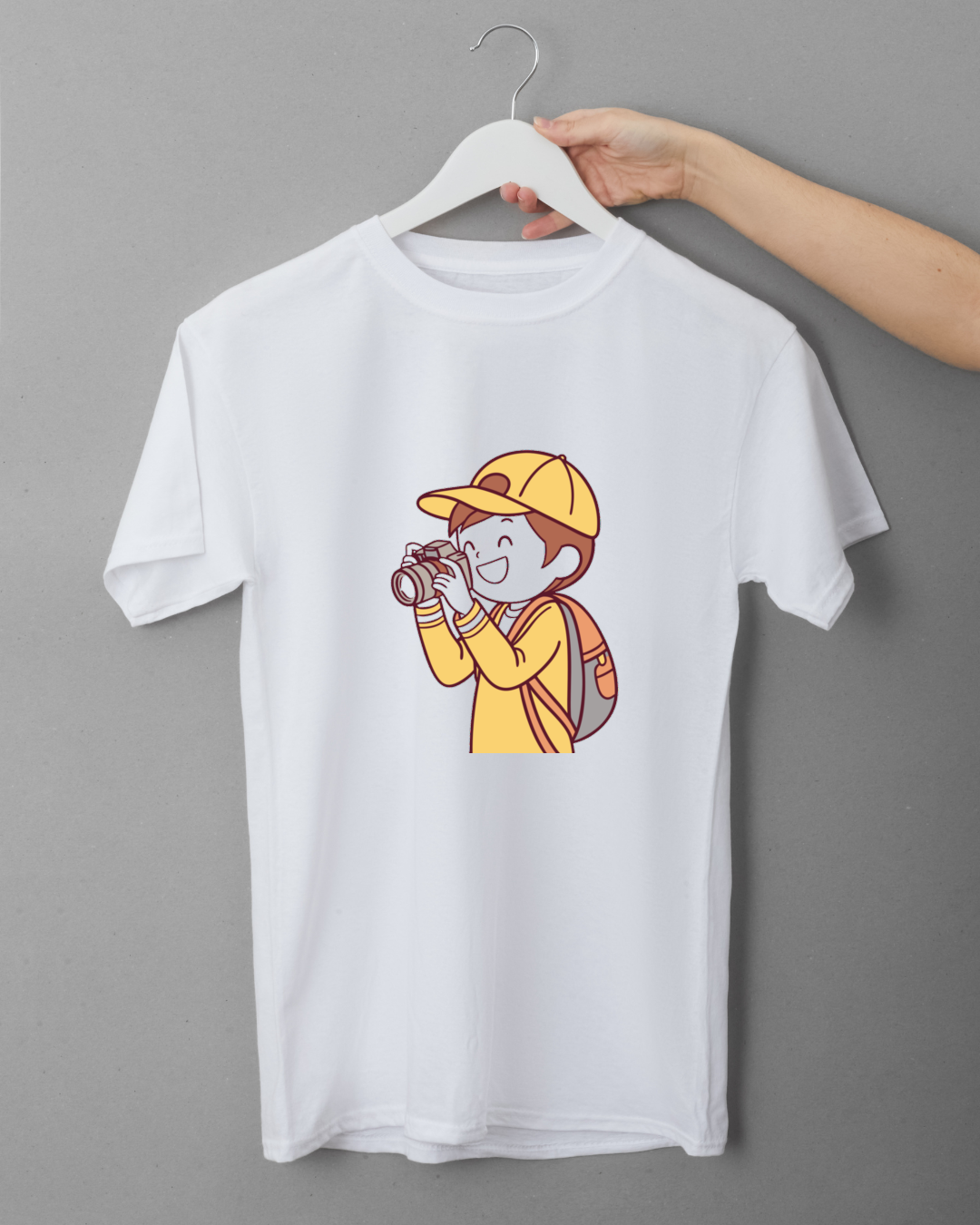 T-shirt avec explorateur joyeux en dessin, parfait pour un voyage amusant