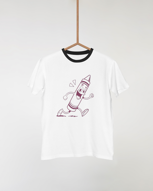 T-shirt vibrant avec un crayon souriant en mouvement dans un style dynamique