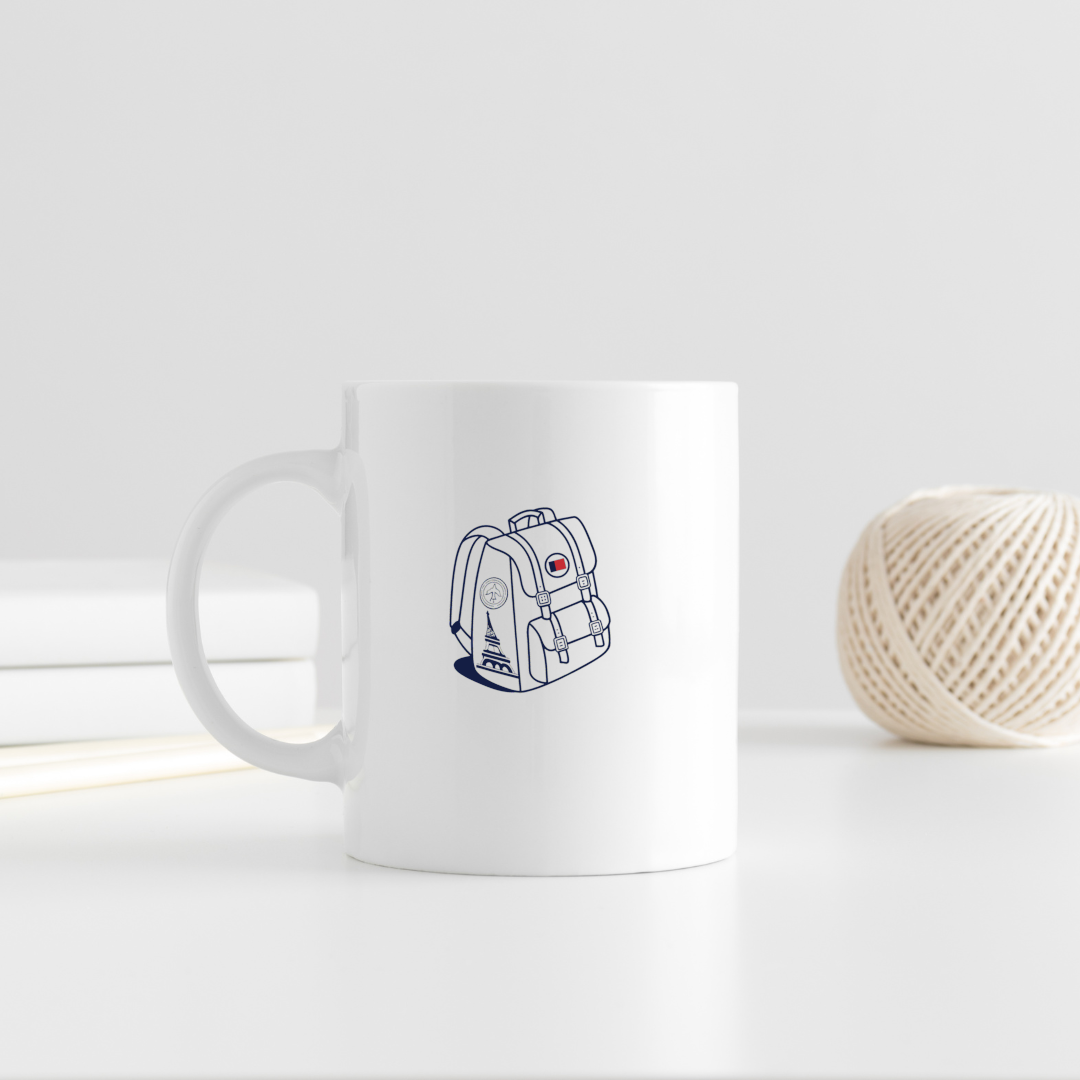 Mug avec motif chic évoquant un sac à dos parisien pour les passionnés de voyage