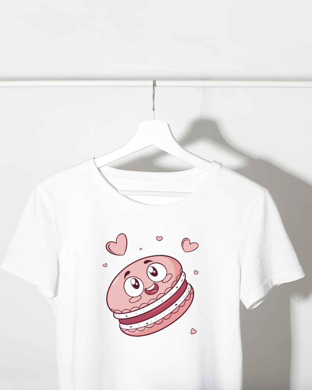 T-shirt décoré d'un macaron joyeux au style kawaii avec une touche de gourmandise