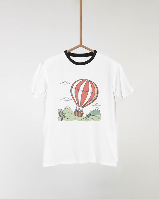 T-shirt avec design détaillé de montgolfière pour une aventure en haute montagne