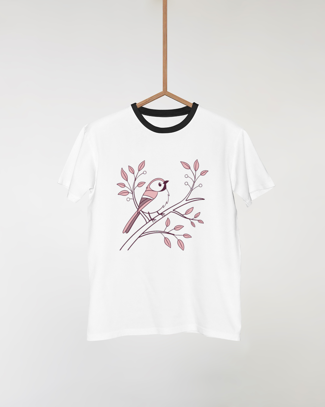 Un t-shirt orné d'un oiseau rêveur sur branche dans un style nature poétique pastel