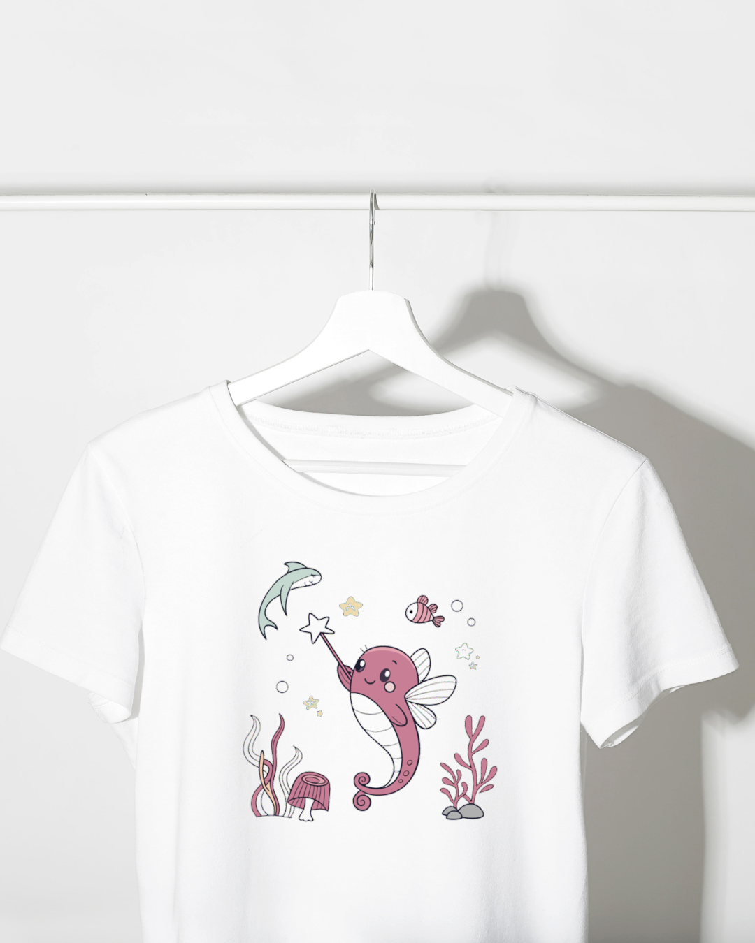 T-shirt décoré d'un hippocampe pastel sur thème d'aventure océanique