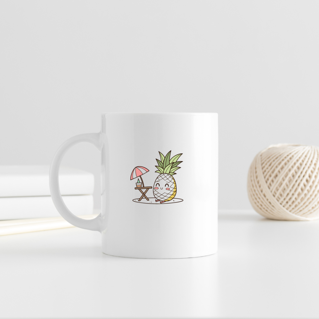 Mug avec un ananas kawaii détendu sous un palmier ensoleillé