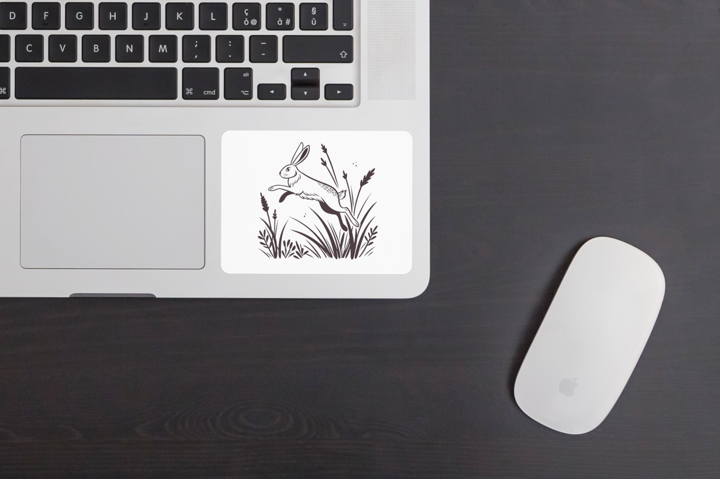 Sticker avec un lièvre stylisé bondissant évoquant la nature sauvage