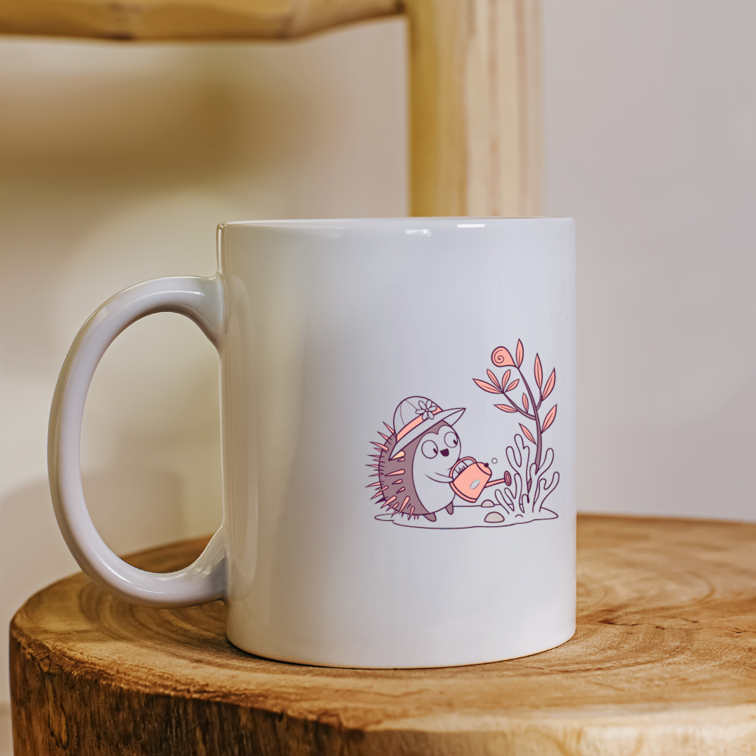 Mug avec hérisson pastel arrosant des fleurs dans un jardin printanier coloré