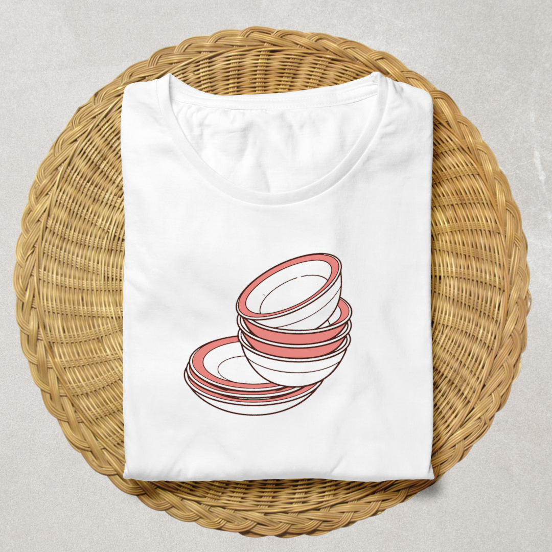 T-shirt avec motif assiettes empilées style doodle pour une ambiance maison