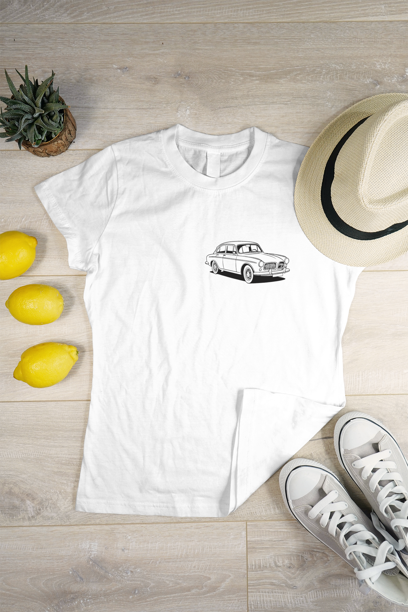 Illustration de la Volvo Amazon sur T-shirt, alliant style rétro et passion automobile.