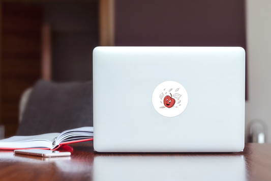 Sticker joyeux montrant une pomme souriante planant sur fond blanc