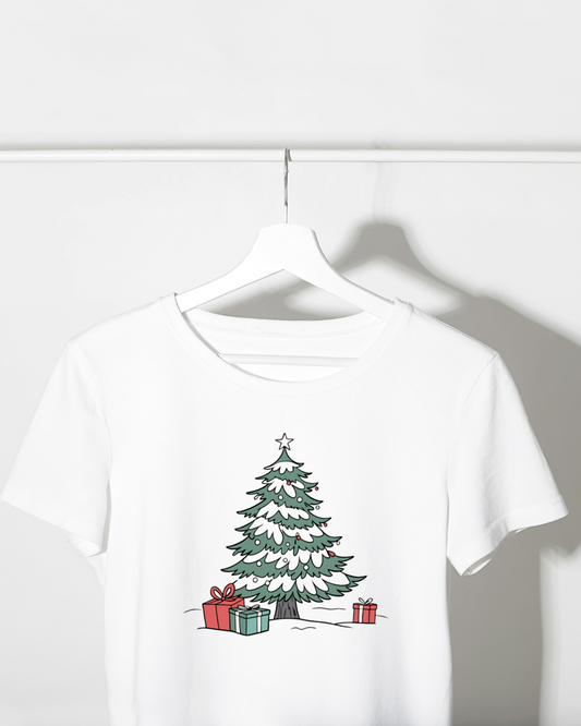 T-shirt orné d'un sapin enchanté et cadeaux capturant l'esprit festif de Noël