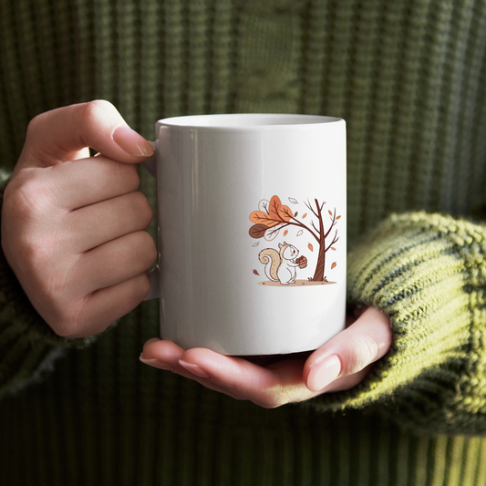 Mug décoré d'un écureuil collectant des noisettes dans des tons pastel pour l'automne