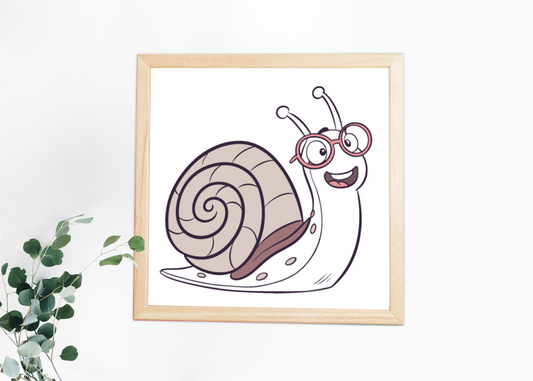 Cadre amusant avec escargot joyeux portant des lunettes décorant un espace enfantin