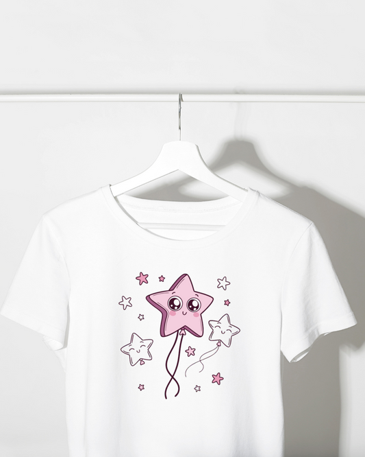 Illustration kawaii d'une étoile sur un t-shirt, ajoutant une touche joyeuse à votre tenue