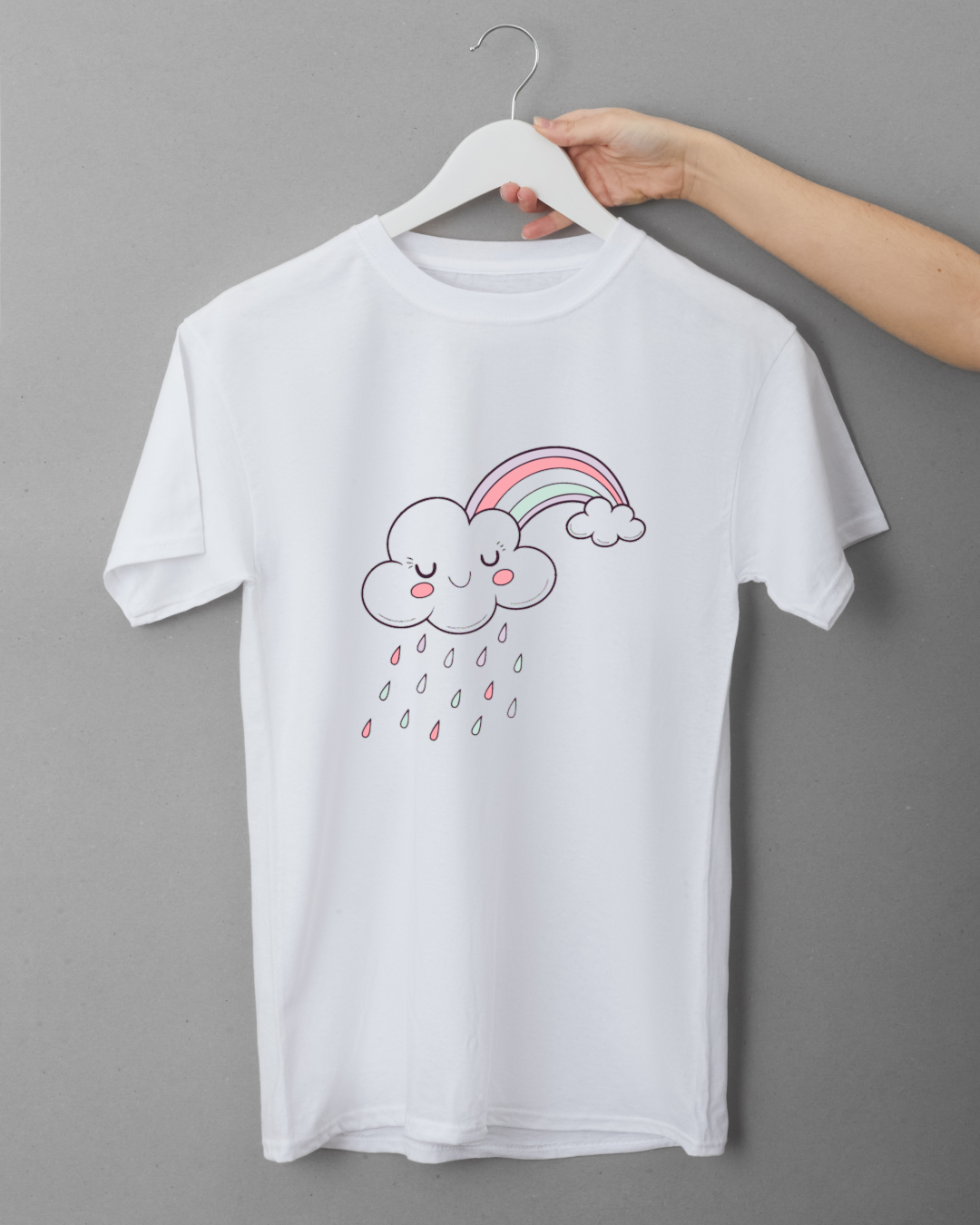 T-shirt vibrant avec nuage rieur et arc-en-ciel pastel créant une joie Kawaii