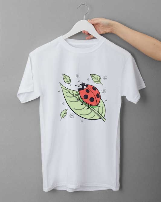 T-shirt avec coccinelle joyeuse sur feuille style nature élégant