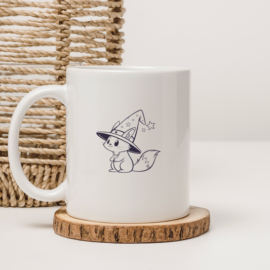 Mug avec renard kawaii aux nuances mystiques sur fond enchanté