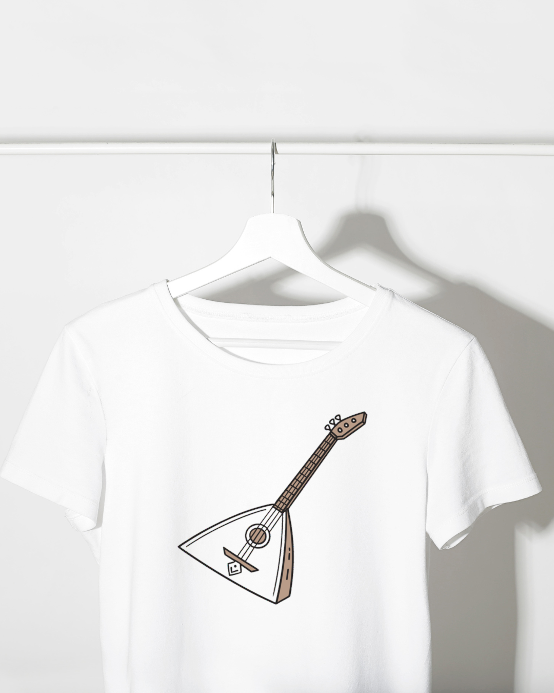 T-shirt avec doodle d'une balalaïka russe en style artistique et minimaliste