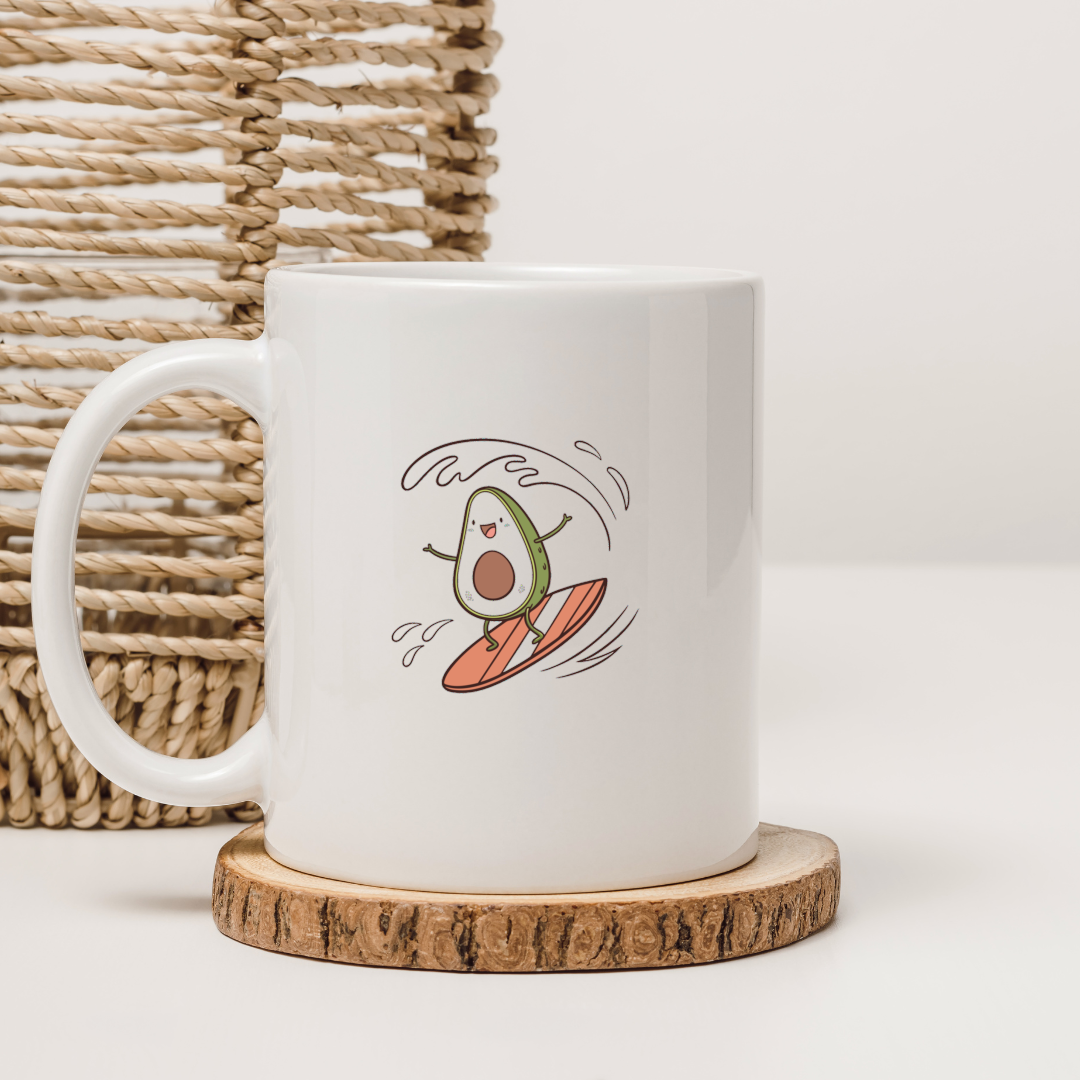 Mug avec avocat souriant sur planche de surf style pastel ambiance plage