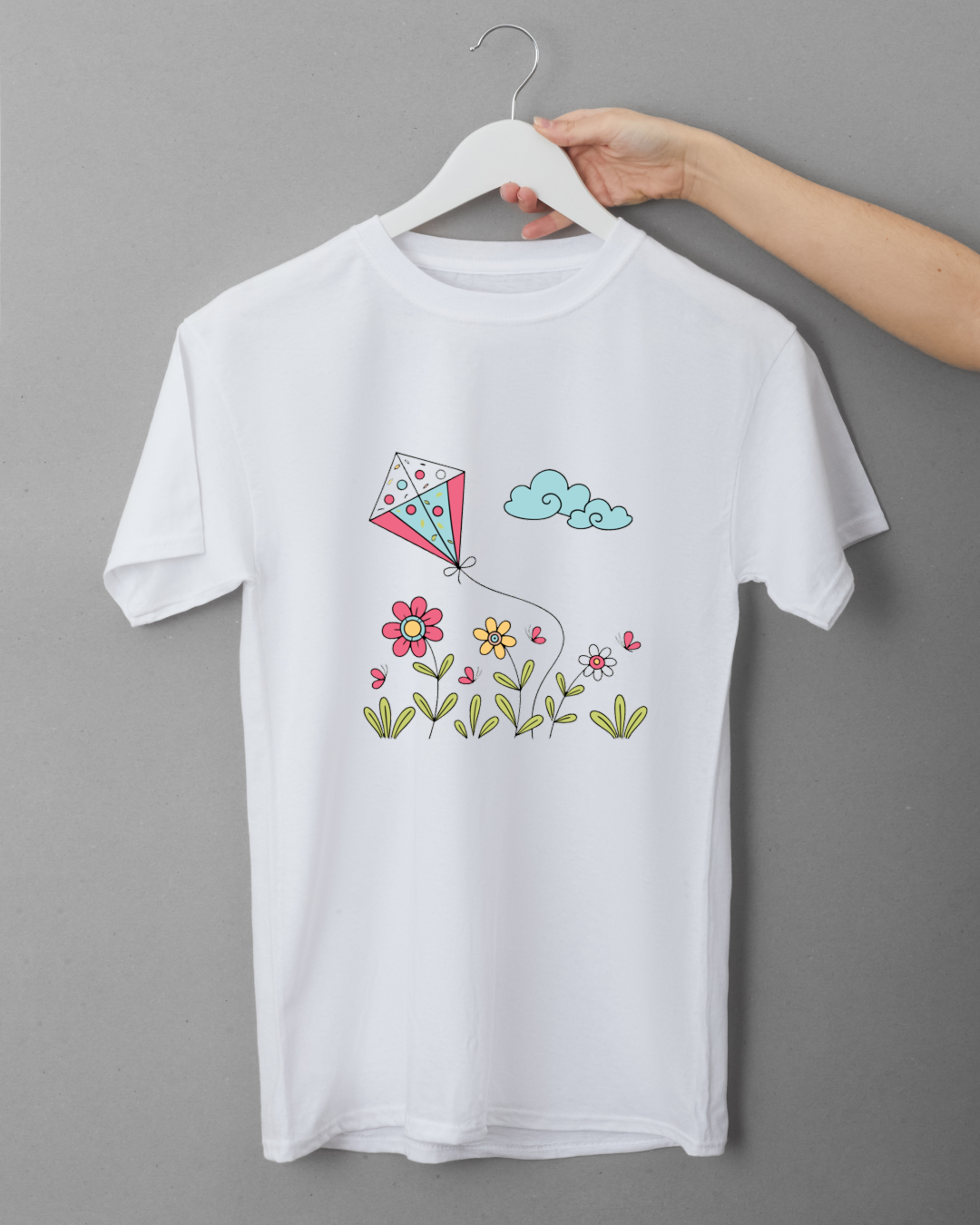 T-shirt avec cerf-volant doodle coloré flottant dans un ciel d'été lumineux