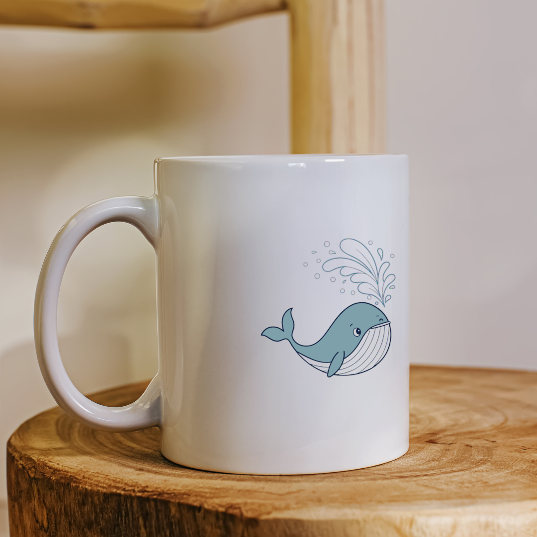 Mug avec doodle marin d'une baleine joyeuse qui arrose l'océan