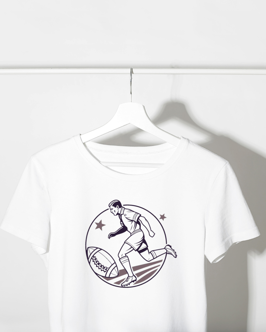 T-shirt sportif avec joueur de rugby en style vintage s'élançant en sprint