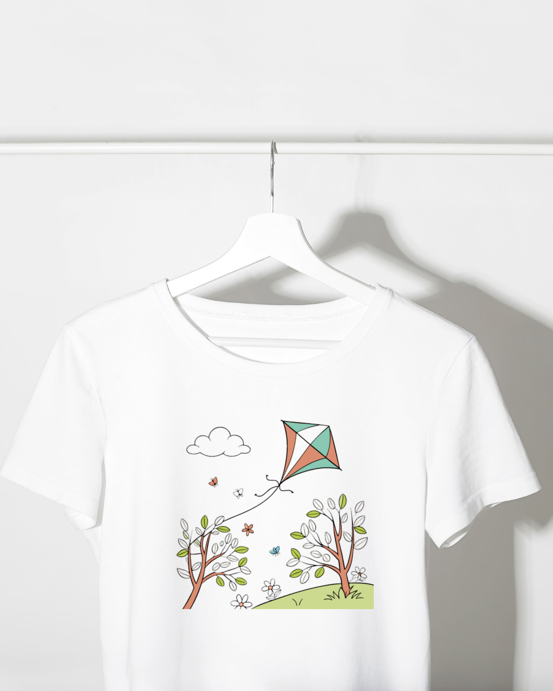 T-shirt décoré d'une épure numérique de cerf-volant dans un cadre printanier
