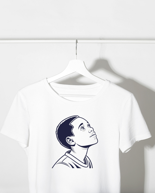 T-shirt vibrant avec motif garçon rêveur offrant une touche d'espoir textile