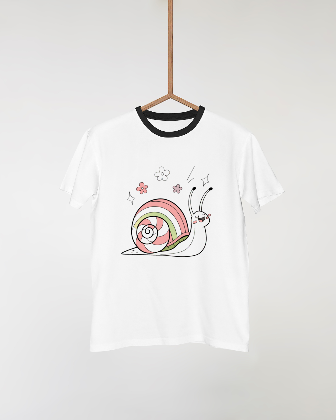 T-shirt illustré, escargot joyeux en couleurs pastel, ambiance printanière douce