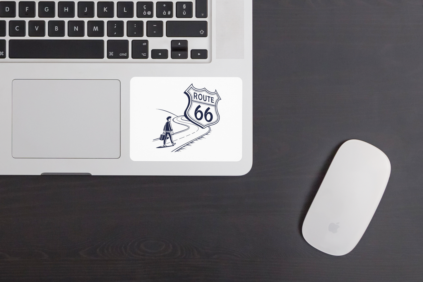 Autocollant Route 66 rétro, parfait pour décorer cahiers et ordinateurs.