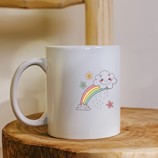 Mug avec nuage souriant et arc-en-ciel kawaii dans un univers enfantin