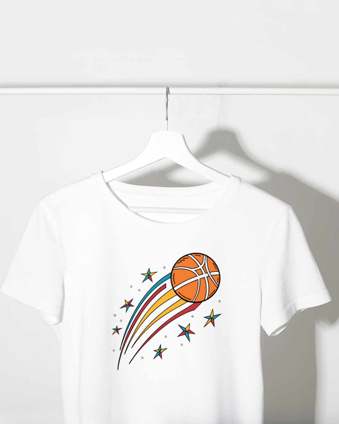 T-shirt décoratif avec un ballon de basket étoilé dans un style rétro sportif