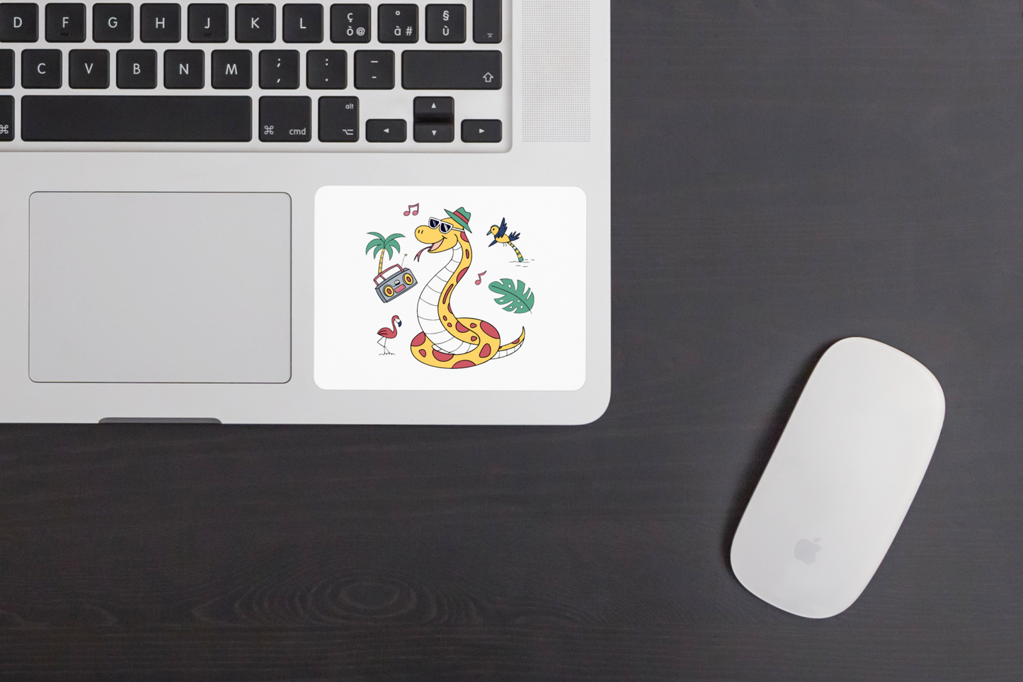 Sticker avec motif tropical montrant un serpent dansant sur fond coloré et ludique