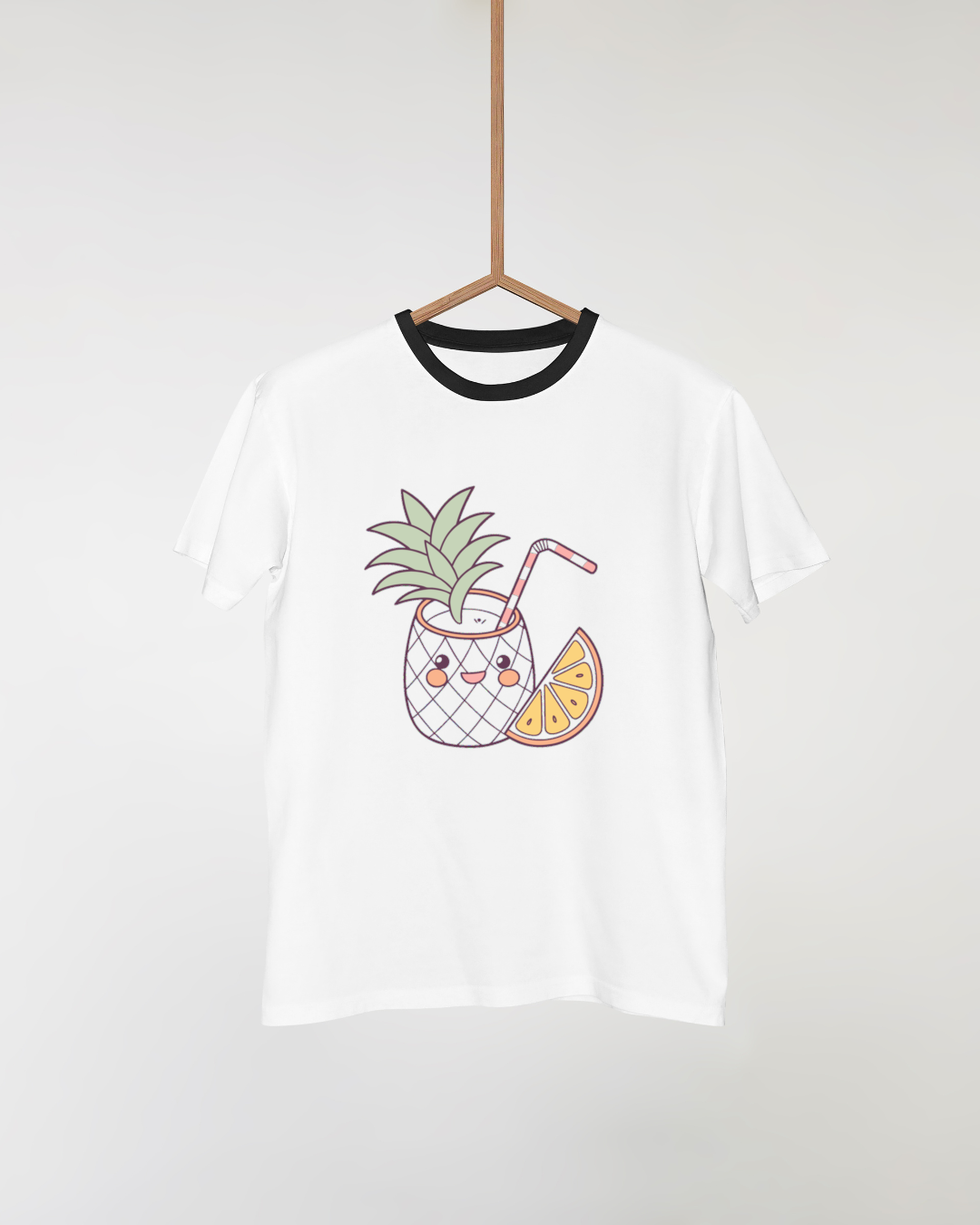 T-shirt décoré d’un motif kawaii représentant un ananas souriant aux allures estivales