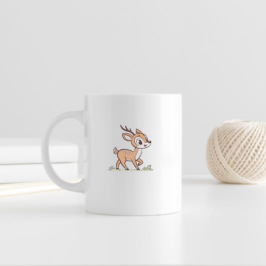 Mug avec faon joyeux dans un décor forestier charmant et moderne