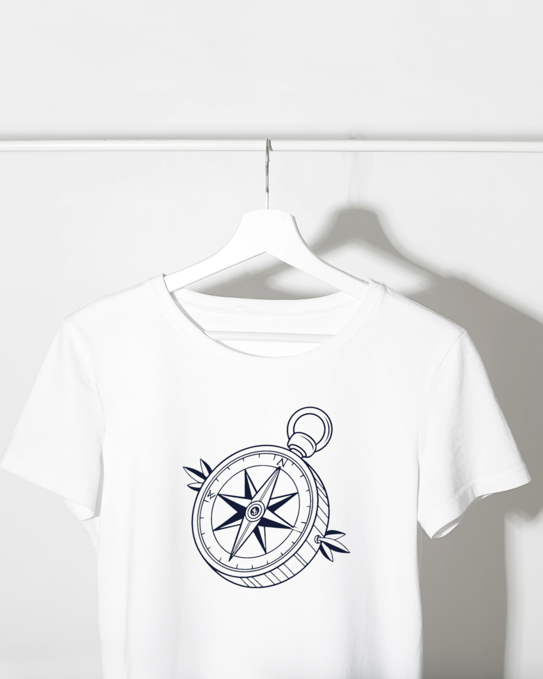 T-shirt minimaliste avec icône de boussole explorateur au style aventureux