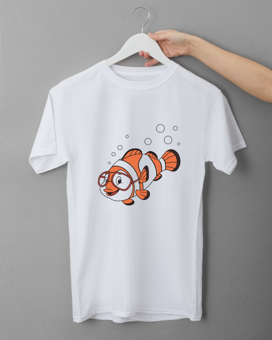 T-shirt marine avec un poisson-clown curieux dans un style d'aventure playful